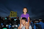 村の子どもと一緒のキム・ドンウォンさん。6月28日。